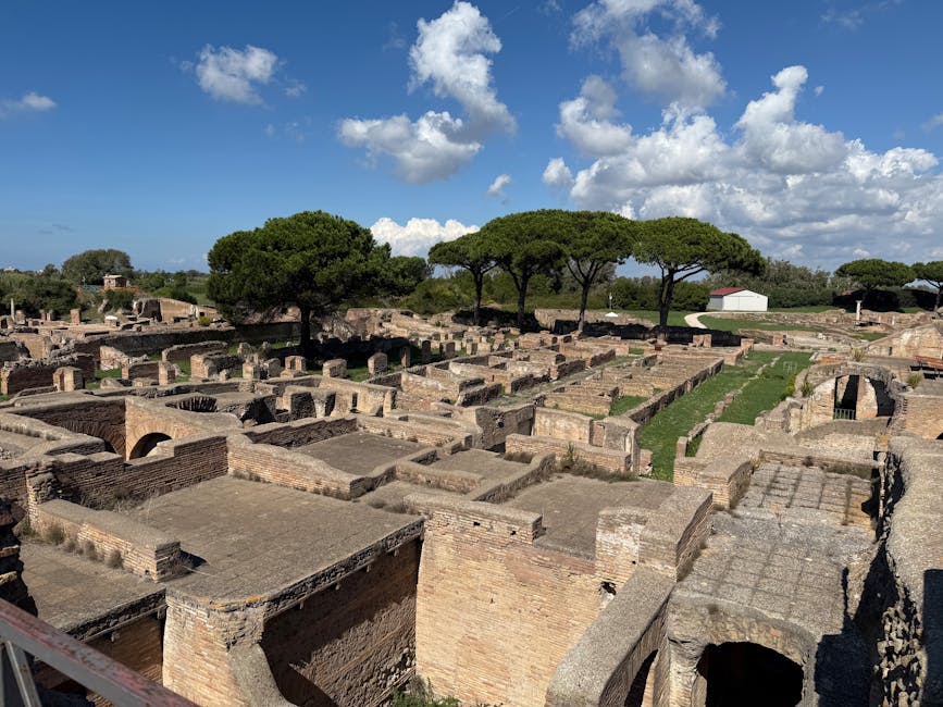 Scavi archeologici di Ostia Antica nel Lazio con pini e rovine