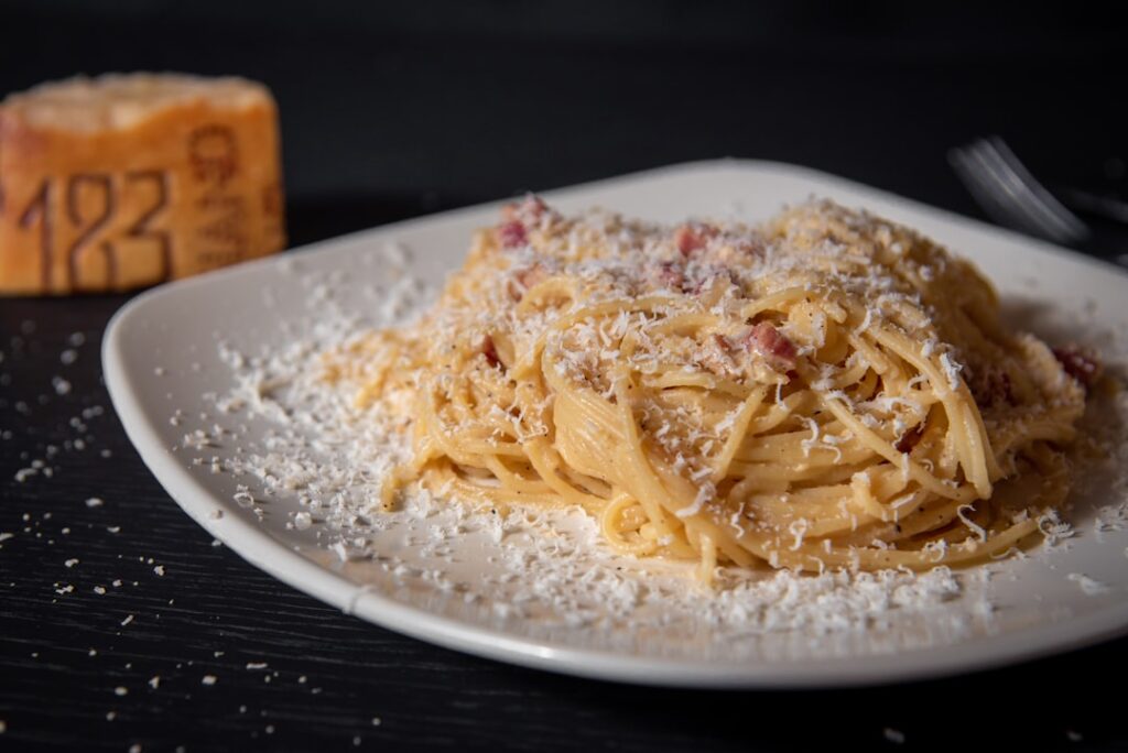 Spaghetti alla carbonara con pecorino grattugiato e cubetti di guanciale, Lazio