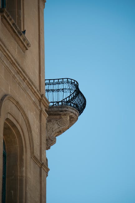 Gerestaureerd ijzeren balkon met decoratief smeedwerk