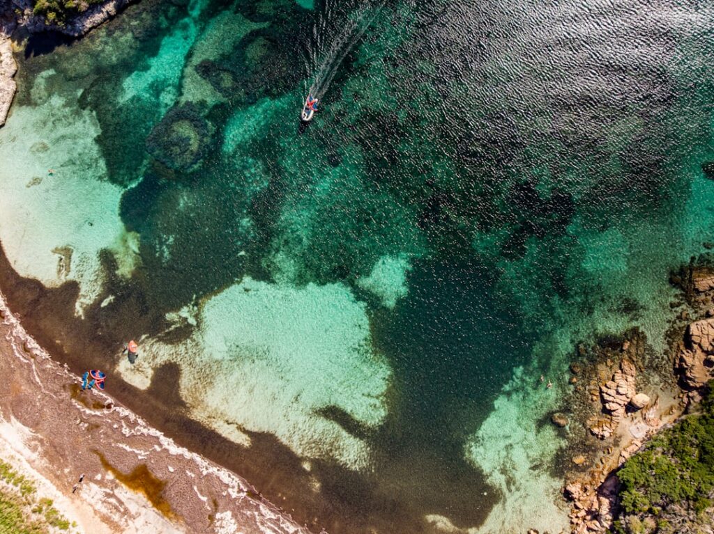 Widok z lotu ptaka na przejrzystą wodę i plażę w Lacjum