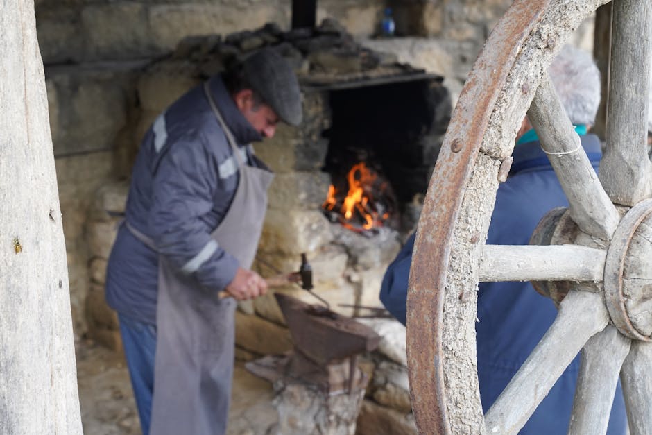 Familie-smid in Sutri poseert in hun atelier tussen gereedschap en gerepareerde stukken