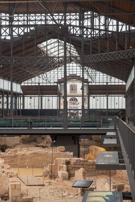 Ruimtelijke glazen hal toont archeologische opgravingen en loopbruggen in Latium.