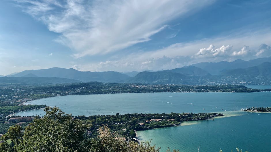 Panoramiczny widok na jezioro i okoliczne wzgórza w Lacjum