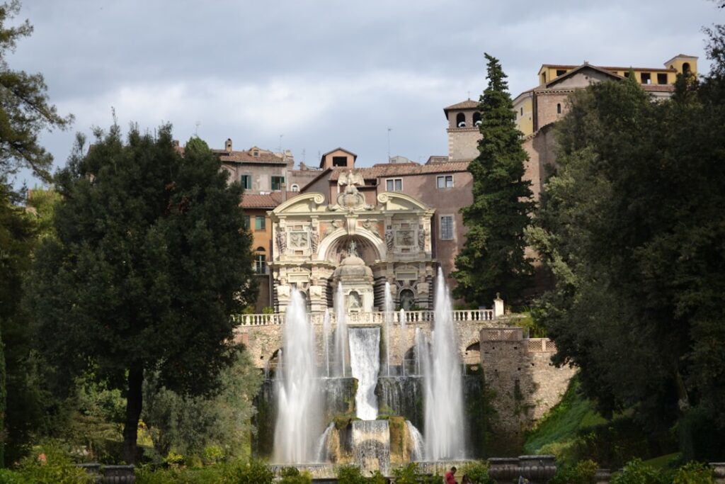 Fontaine baroque monumentale aux jets d'eau entourée d'arbres dans le Latium