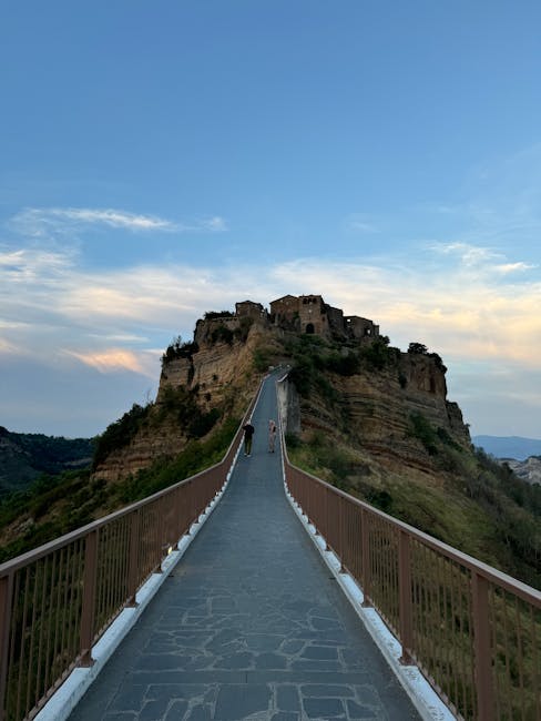 pont piéton montant vers Civita di Bagnoregio au crépuscule, Latium
