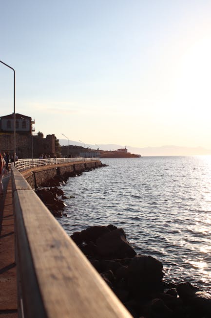 Rambarde d'une promenade côtière du Latium, mer et rochers au soleil