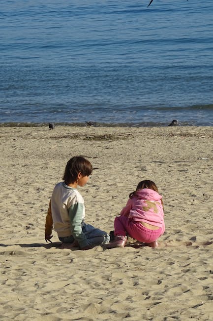 Kinder spielen am Sandstrand des Lido di Ostia