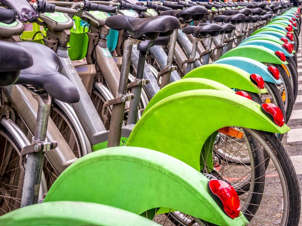 stazione di noleggio bici elettriche vicino alla piazza di Bolsena