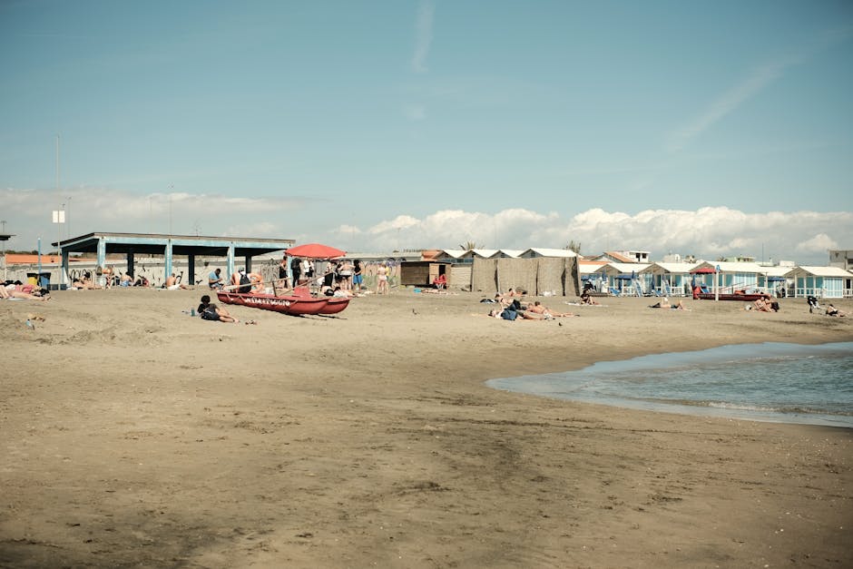Familie entspannt am freien Strand bei Ostia in Hafennähe