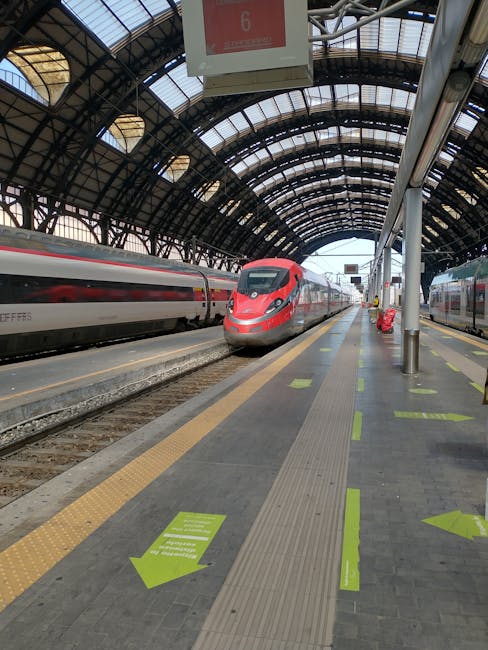 Roter Hochgeschwindigkeitszug am Bahnhof in Rom unter Glasdach