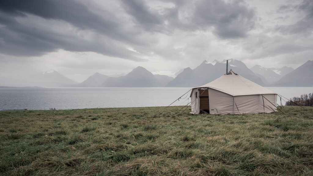 Tenda glamping isolata su prato con vista sul lago di Bolsena, Lazio