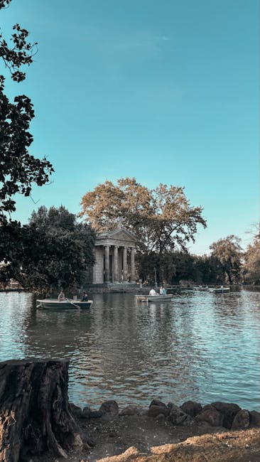 Bootjes op het water met een klassiek tempeltje op de oever, Latium