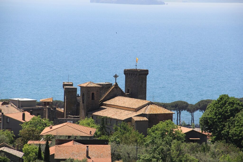 Panorama del borgo medievale sul lago di Bolsena, Lazio