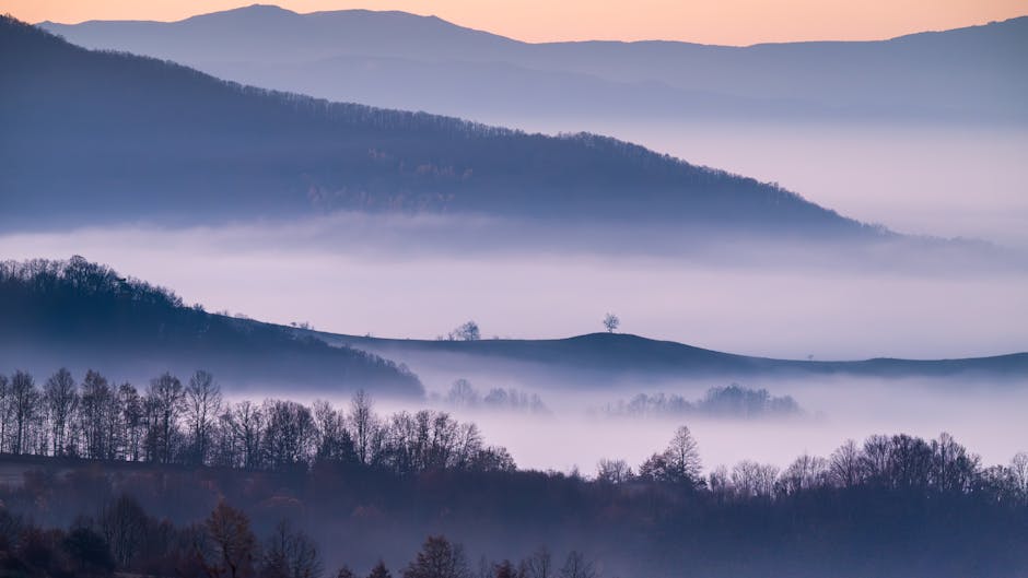 Mglisty poranek z warstwami wzgórz nad doliną w Lacjum