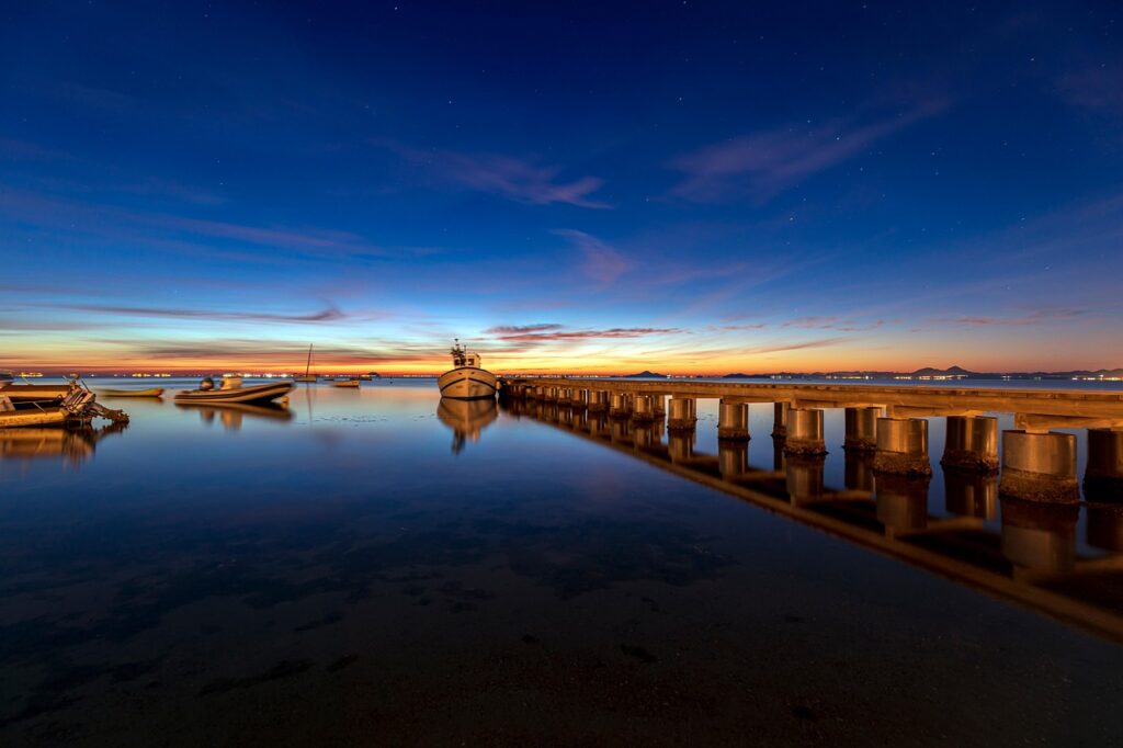 Rustige pier met boten bij zonsondergang op Meer van Bracciano, Latium