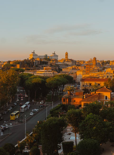 Abendlicher Blick auf Rom mit Vittoriano vom Hügel im Latium.