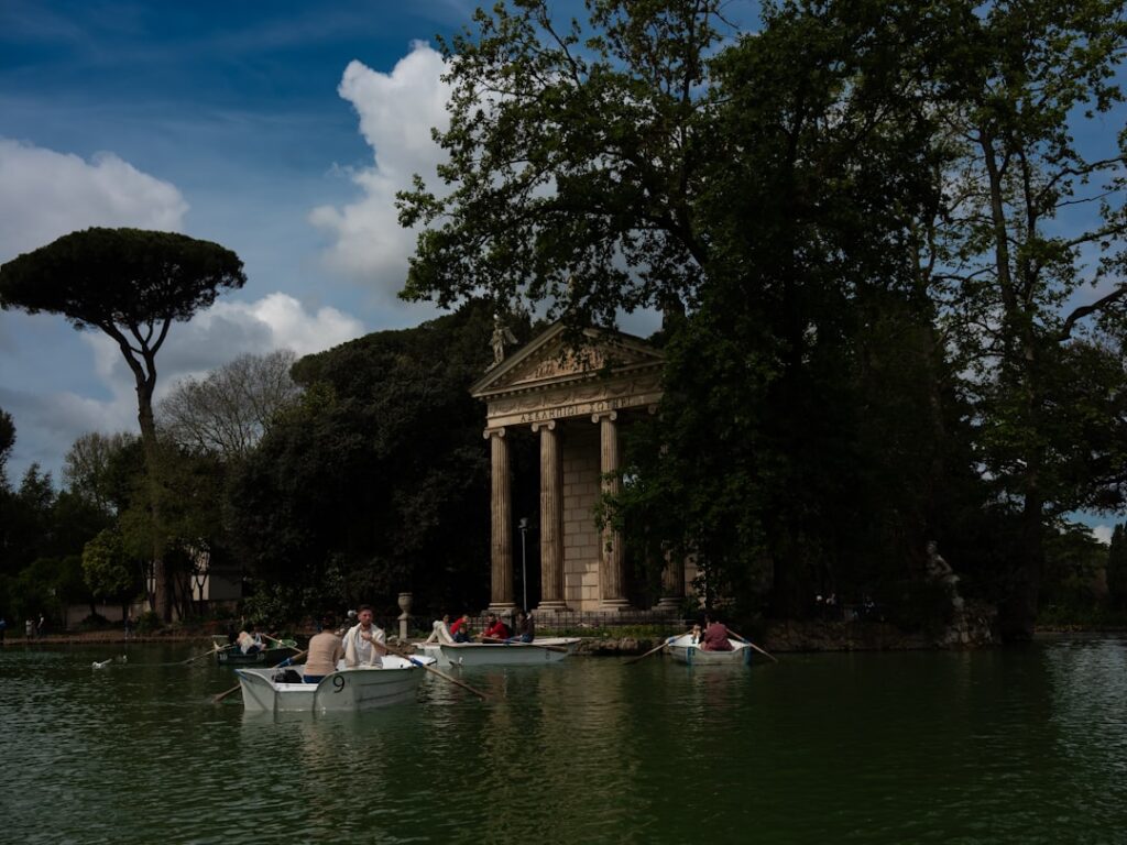 Roeiboten op een meer voor een tempel in Villa Borghese, Latium