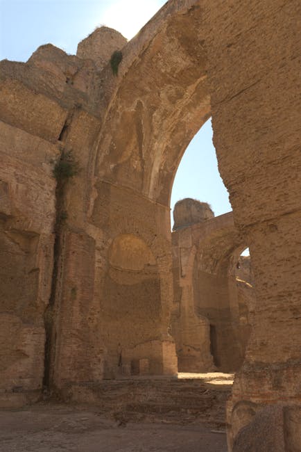 Interno di grandi archi romani che filtrano la luce, sito nel Lazio