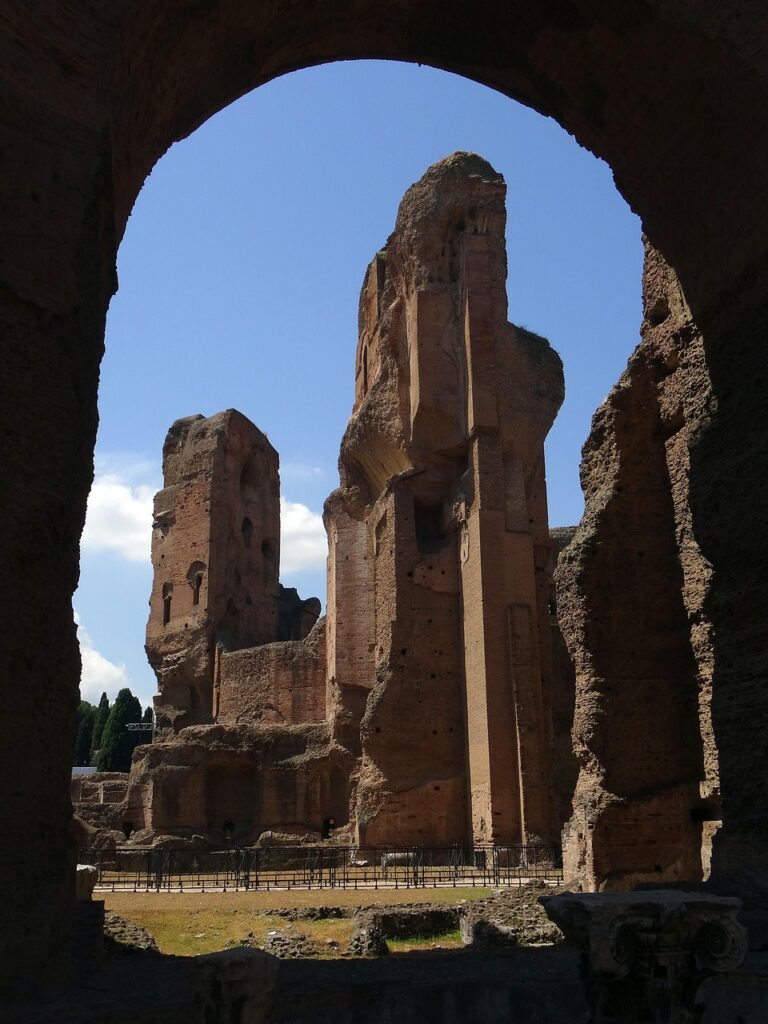 Rovine monumentali delle Terme di Caracalla incorniciate da un arco nel Lazio