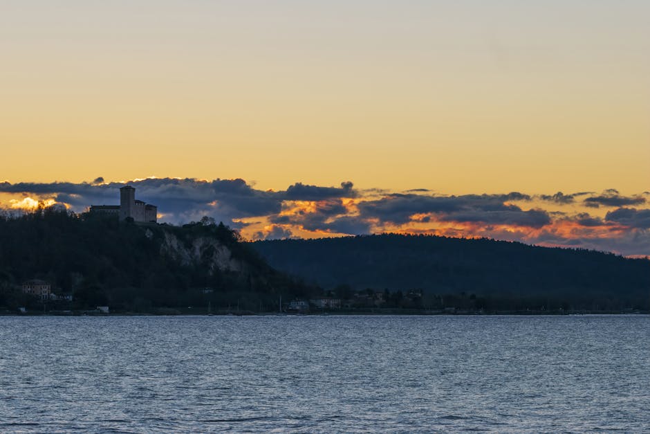 Burgruine über dem See bei Bracciano in Latium im goldenen Sonnenuntergang