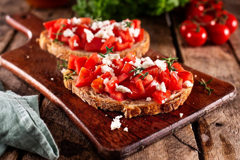 Verschiedene Bruschette auf einem Holzbrett in einer Trattoria