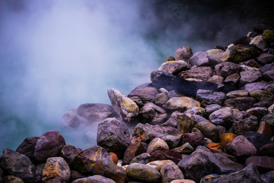 Dampfende Thermalquellen und felsiges Ufer in den Thermen von Latium
