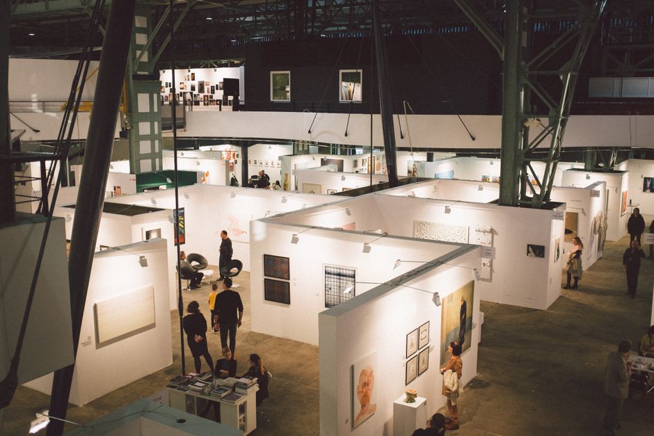 Padiglioni di una fiera d'arte contemporanea con visitatori