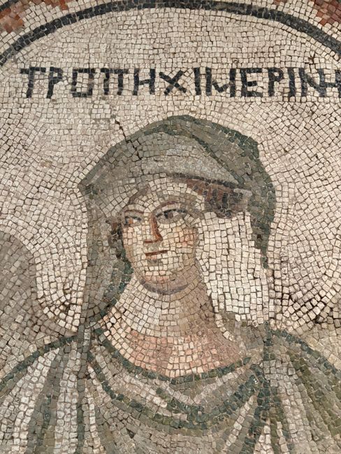 Ritratto musivo con iscrizione greca, reperto antico esposto nel Lazio