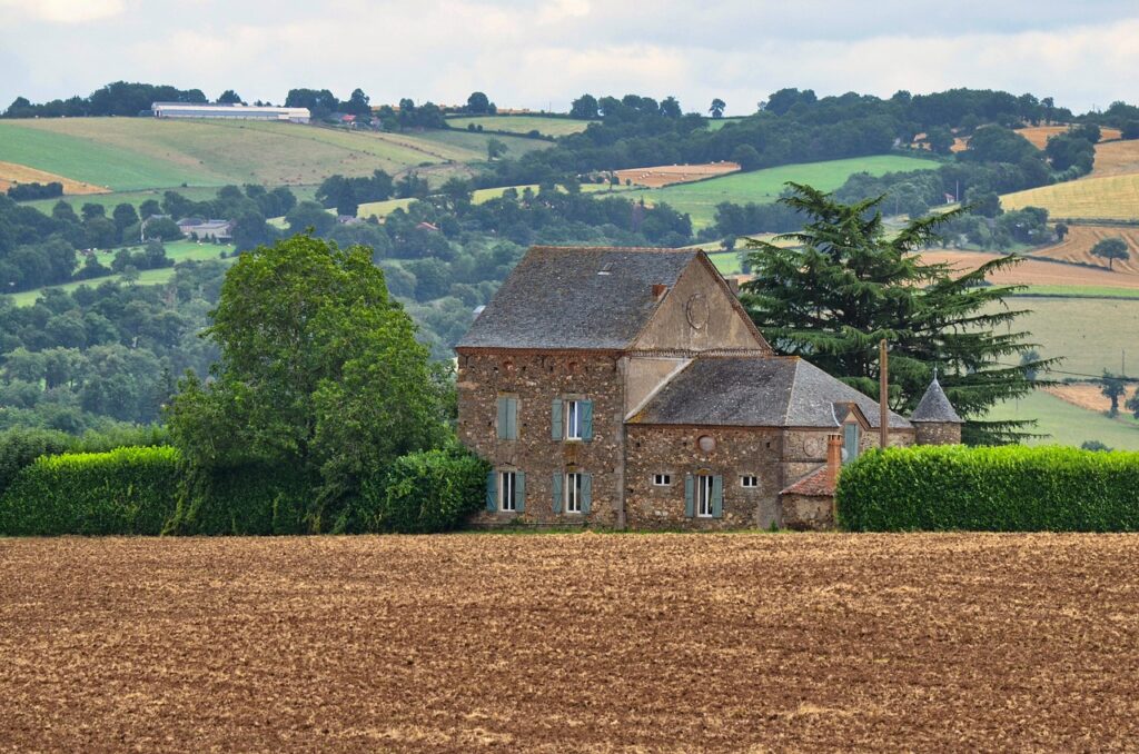 Steenhuis en boerderijhuis tussen heuvels van Latiumse landbouwlandschap