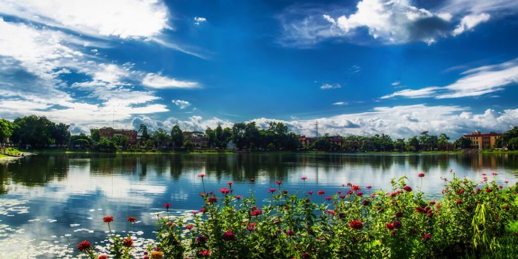 Panoramic view of the lake from the palace gardens