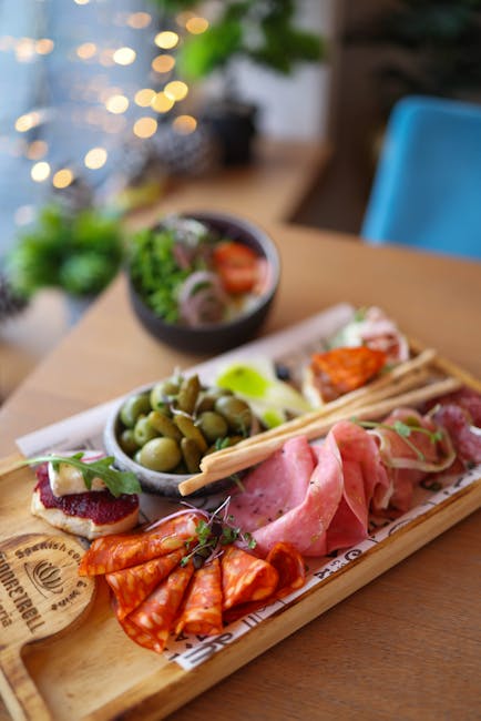 Antipasti-Brett mit Oliven, Grissini und Aufschnitt in einem römischen Lokal