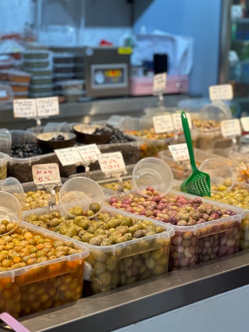 Marktstand mit Oliven und mariniertem Gemüse in Rom