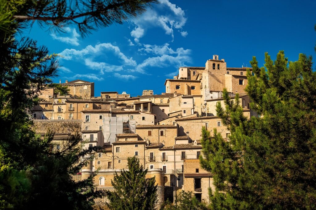 Borgo collinare con case in pietra e chiesa, Lazio