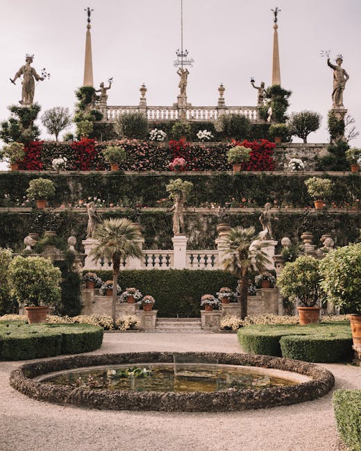 Prunkvolle Terrassengärten einer Villa in Latium mit Statuen und Pflanzen