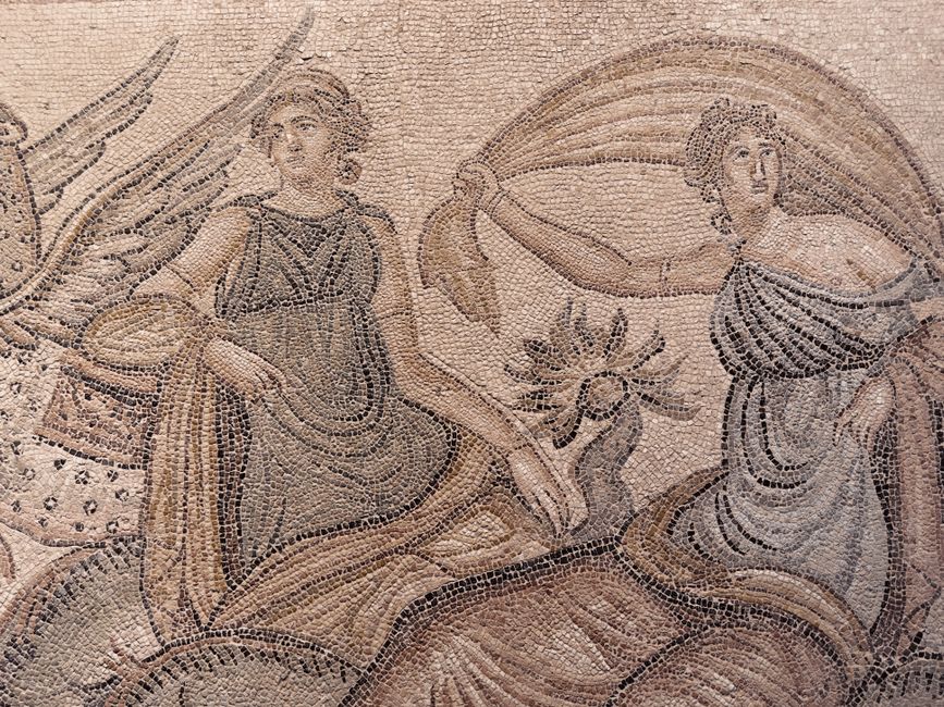 Mosaico romano con figure femminili, conservato nel Lazio