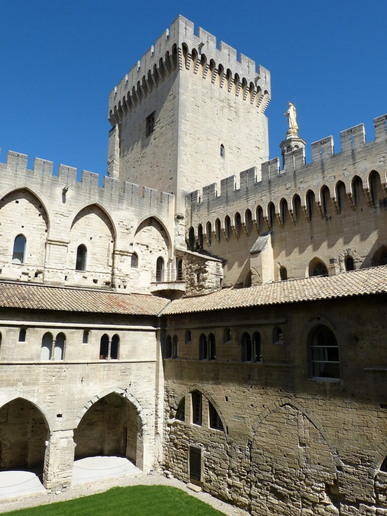 Innenhof einer mittelalterlichen Palastanlage mit hohem Turm in Viterbo