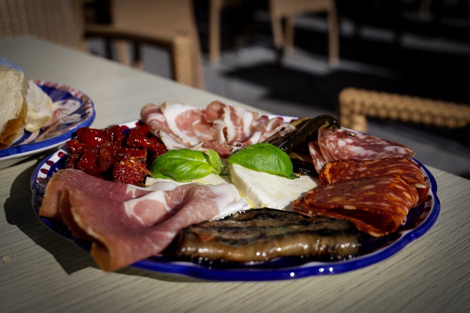 Bunter Antipasti-Teller mit Wurst, Mozzarella und gegrillter Aubergine in Latium