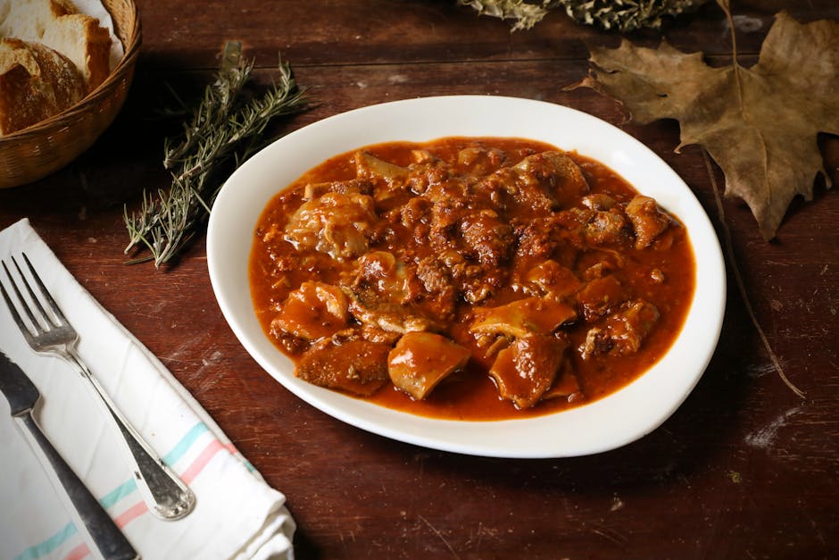 Schaal trippa alla Romana met rijke tomatensaus, traditioneel Latiumse gerecht