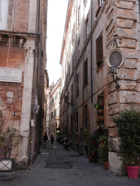 Smalle straat Via dei Coronari met scooters en oude gevels in Rome