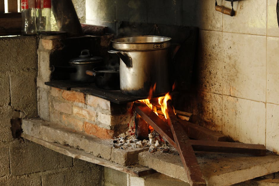 Kookpot op houtvuur met vlammen in rustieke Latiumse keuken