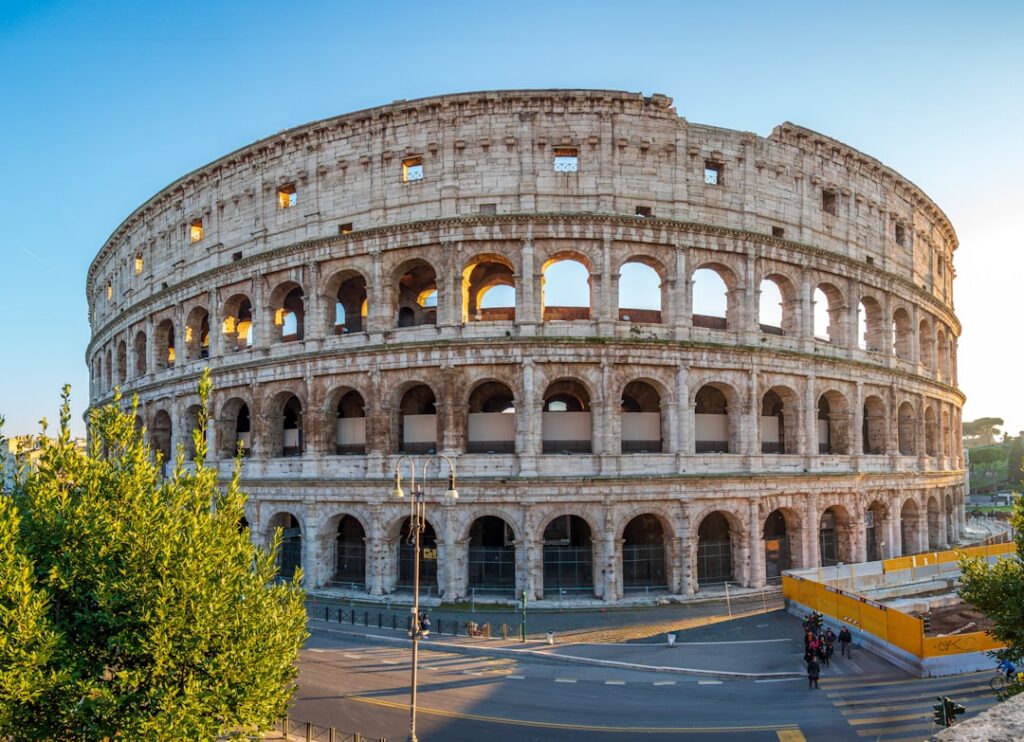 Het Colosseum tegen blauwe lucht, iconisch amfitheater van Latium