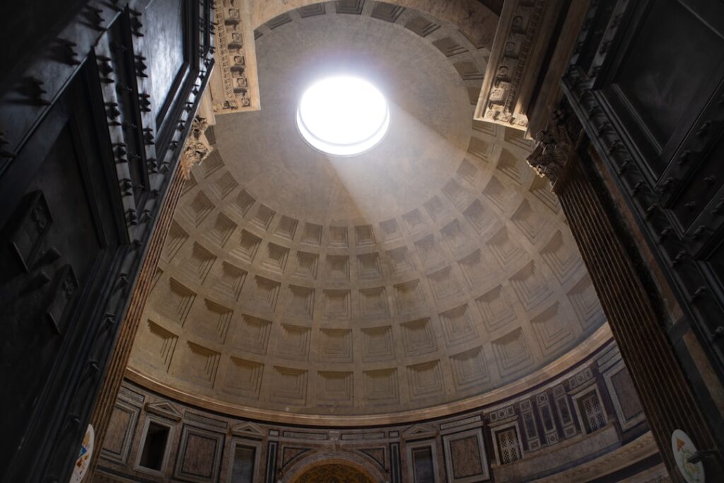 Lichtstraal door oculus van het Pantheon in Latium