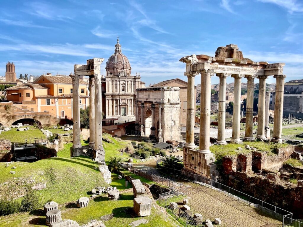 Antieke ruïnes en zuilen van het Forum Romanum in Latium