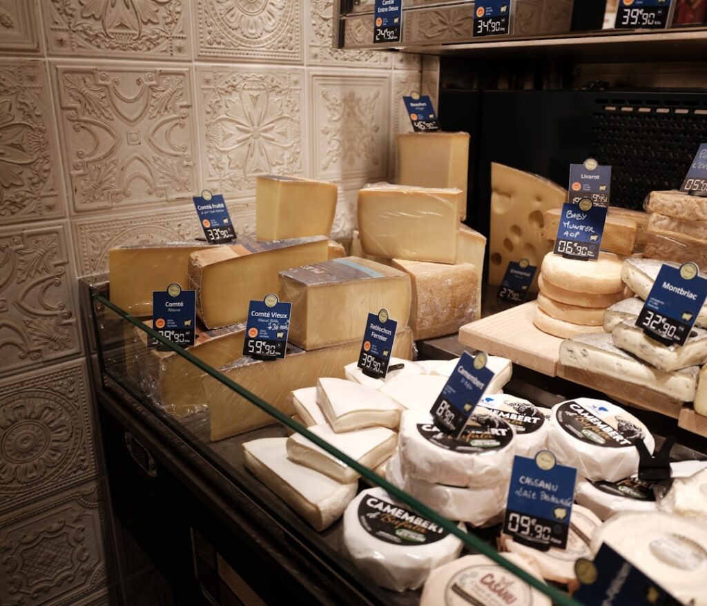 Banco di formaggi assortiti con cartellini dei prezzi al mercato di Perugia