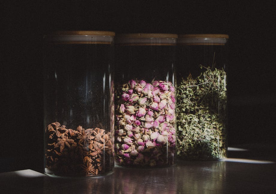 barattoli di erbe e fiori secchi in una bottega del tè