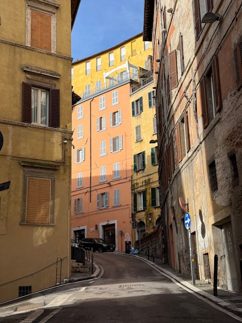 Vicoli stretti con palazzi colorati e persiane, centro storico di Perugia