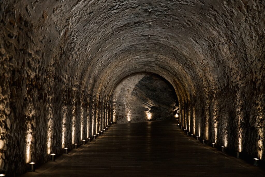 Corridoio voltato sotterraneo della Rocca Paolina al crepuscolo
