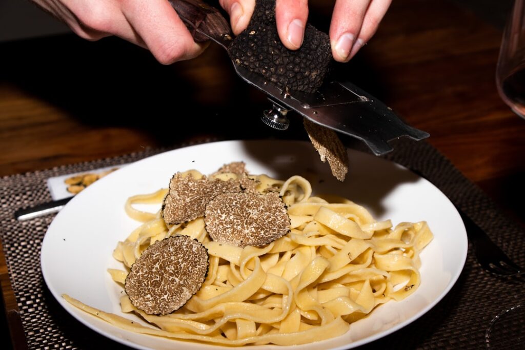 kookles waarbij truffel wordt bereid close-up