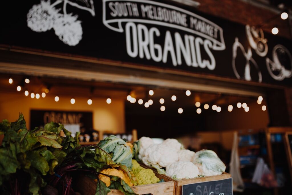 Interieur van een biologische winkel in Perugia met schappen vol producten
