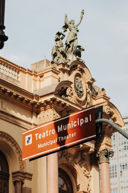 Historisch theatergevel en straat in Perugia